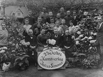 Julius Simonsen  mit seinen Mitarbeitern  und Mitarbeiterinnen anläßlich des 25-jährigen Betriebsjubiläums  am 1. 11. 1924