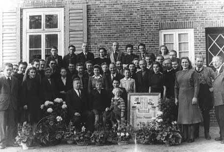 Hans Simonsen  mit seinen Mitarbeitern und Mitarbeiterinnen anläßlich des 50-jährigen Betriebsjubiläums  am 1. 11. 1949